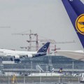 Prednji deo aviona Lufthanze u Frankfurtu pao na zemlju