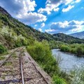 Nakon požara u Ibarskoj dolini obustavljen železnički saobraćaj prema Ušću i Raški – očekuje se vanredni pregled pruge…
