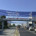 Nisu mogli na most pa rešili na bandere – naprednjaci okačili banere naspram transparenta studenata