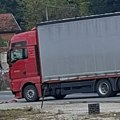 "Prizor je strašan!" Teška saobraćajna nesreća na Ibarskoj magistrali, sudarili se kamion i automobil, smrskano vozilo se od…