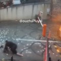 Dečak stao u baru i poginuo od strujnog udara: Kamerom zabeležena jeziva tragedija u Istanbulu (video)