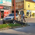 Udes u centru Čačka: Vozač se zakucao u banderu na kružnom toku