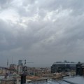 Crni oblaci nad Fruškom gorom i pljusak u Beogradu: Najavljivano nevreme stiglo u Srbiju (VIDEO)