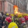 Brutalna tuča policajaca i vatrogasaca u Španiji (VIDEO)