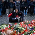 Reporter RTS-a u Pragu okovanom tugom – cveće, sveće uz poslednje poruke stradalima