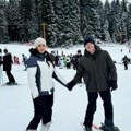 (Foto) Tanja Savić na zimovanju sa dečkom pilotom i sinovima: Ljubav cveta na snegu: Porodična fotka topi srca