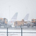 Снежни колапс у Немачкој: Отказани летови, блокирани путеви