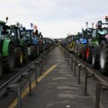 (ФОТО) Фармери на тракторима приближавају се Паризу у намери да га блокирају
