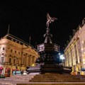 Čovek uhapšen nakon što se popeo na vrh statue u Londonu - Tri sata odbijao da siđe (VIDEO)