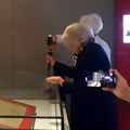 Dve 80-godišnje aktivistkinje pokušale da razbiju izlog u kom je izložena Magna Karta (foto, video)