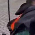 Krvavim nožem ubada ljude oko sebe! Osvanuo snimak brutalnog napada u Nemačkoj! (video)