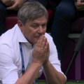 Pogled u prazno i sklopljene ruke: Ovako je selektor Srbije posmatrao igru Orlova i čekao "čudo"