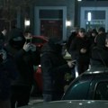 Policija ne reaguje kada maskirani pojedinci provociraju demonstrante: Zašto?