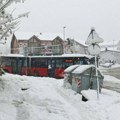 U delovima Beograda zbog snega saobraćaj otežan a gradski prevoz kasni