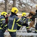 Veliko srce ns vatrogasaca! Kroz ledenu vodu da pomognu onom ko ne može sam! Pogledajte spasavanje psa koji se obreo u ledenom…