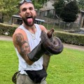 (Foto) Veljko Ražnatović drži zmiju u rukama: Ona ga obavila repom oko struka: "Malo smo se rvali"