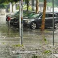 Čovek pao sa krova, na ženu pala ploča: U nevremenu u Beogradu povređeno pet osoba (video)