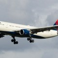 Let Delta erlajnsa pogođen jakom turbulencijom – let hitno preusmeren, povređeno 25 putnika