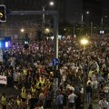 Srednjoškolci poručili ispred Ustavnog suda: Pravosuđe u Srbiji vezano okovima za stub srama