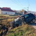 Tragedija izbegnuta za dlaku: Automobil podleteo pod lokomotivu, prizor jeziv