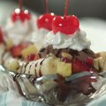 VIDEO: Kako da sami napravite pravi banana split