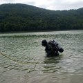 У аутомобилу који је плутао језером нађено тело мушкарца Трагичан крај драме код Бечмена након пријаве грађана: Полиција…