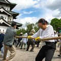Šta rade u Japanu? Ručno vuku zamak težak 360 tona! Uspeli su da ga pomere dva metra.
