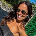 Svi gledaju u Anu Ivanović: Preplanula pozirala u crnom satenskom topu, osmeh ne skida sa lica - evo gde uživa