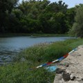 Ribari, oko podneva, videli čamac kako pluta po Tamišu: Kad su prišli plovilu sledili se od prizora
