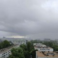 Jak pljusak u Beogradu, više gradova na udaru: Pratite kretanje oblačnog sistema nad Srbijom /foto/