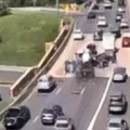 Užasan snimak iz Amerike: Kamionom uleteo na auto-put, pa redom udarao automobile, a onda stao i uradio ovo (video)
