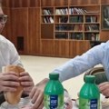 Vučić ispunio obećanje: Sa ministrima Malim i Momirovićem - parizer za doručak (video)