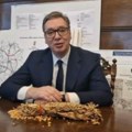 Vučić poklonio sat prvom srpčetu rođenom na KiM: Mali Jakov dobio poklon od predsednika (video)