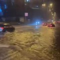 Poplavljene beogradske ulice! Stravični prizori u prestonici, automobili zaglavljeni, voda ulazi u autobuse