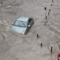 Stravične poplave u svetom gradu, voda nosi stabla i automobile: Nezapamćeno nevreme pogodilo Meku, potpuni kolaps! (video)