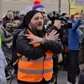 Skandal! Kurtijevci u Novom Sadu: Na protestu promovišu dvoglavog orla, simbol velike Albanije! (foto)