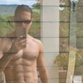 Srpski glumac napustio Beograd, pa se skinuo: Pokazao mišićavo telo dok uživa u luksuzu, pločicama na stomaku mami uzdahe…