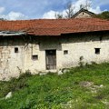 Čola se baškari u vili od 2 miliona €, a dedovina mu propada: Kamena kuća u Hercegovini samo što se ne sruši, sva…