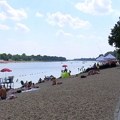 Na Adi Ciganliji mladić skočio na glavu u jezero, primljen u bolnicu, na parkingu vatrogasci spasili bebu iz zaključanog auta…