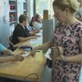 "Uzeo sam, ma ko ga šiša": Nova izborna podmićivanja u Zaječaru - delili pakete i maloletnoj deci, pa i vino