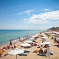 Srbi sve više letuju ovde, a cene bagatela! Pojavili se cenovnici hrane iz popularnih letovališta, na meniju i srpski roštilj…