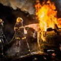 Drama: Roditeljima sa decom izgoreo automobil