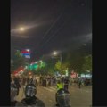 Žandarmerija sprečava demonstrante da priđu prostorijama SNS u Kneza Miloša