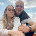 Sofornijević sa lepom doktorkom uživa na čamcu: Kosana u leopard helankama, on je grli otpozadi: Osmeh ne skidaju