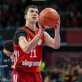 Neobična i lepa scena pred meč u Minhenu: Navijači Zvezde „saleteli“ legendu Partizana VIDEO