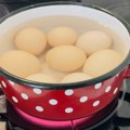 Koliko dugo se kuvaju jaja? Uz ove trikove ostaće čitava i lepo će primiti boju