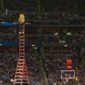 NBA frapirana onim što je uradila maskota Denvera: Ovo nikada pre niste videli, pogodio sa 10 metara visine