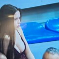 "Šta bi ovo u kadru?!" Navijačica bujnih grudi ukrala šou na Zvezdinoj utakmici! Delije poludele kada su videle zanosnu…