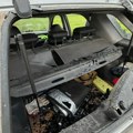 Ukrali auto pa ga demolirali: Sva stakla polupana, gume isečene… sumnjaju da su lopovi bili pod dejstvom droge