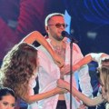 "Ceo svet se skida, a mene su napali": Pevača razapinju jer su ga devojke ostavile u boksericama na bini